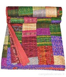 Couvre-lit indien vintage en soie patola Motif Kantha fait à la main Multicolore King Size 228 6 x 274 3 cm. Par Bhagyoday